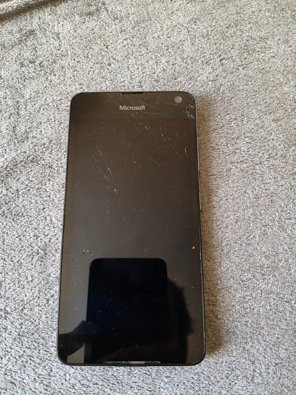Microsoft lumia 650 korjattavaksi/varaosiksi