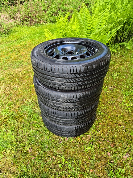 Michelin Primacy 4 205/60 R16 renkaat vanteilla. Pintaa reilu 4 mm