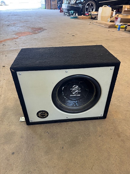 Ground Zero subwoofer kotelolla