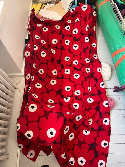 Iso Marimekko Unikko punainen pöytäliina