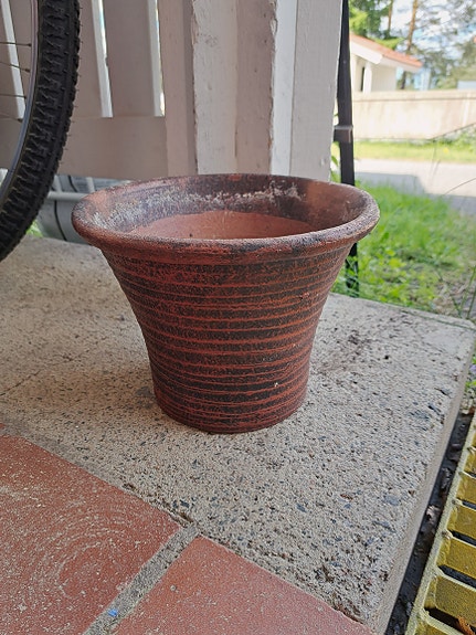 Ruskea kukkaruukku