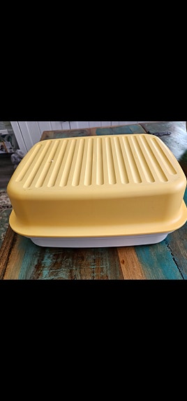 Tupperware leipälaatikko