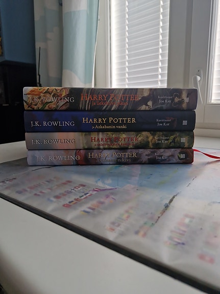J.K. Rowling Harry Potter kuvitetut kirjat 1–4 suomeksi
