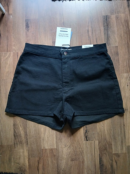 Mustat shortsit