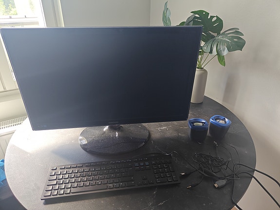 Samsung 27" Full HD näyttö + näppäimistö+pienet kaiuttimet