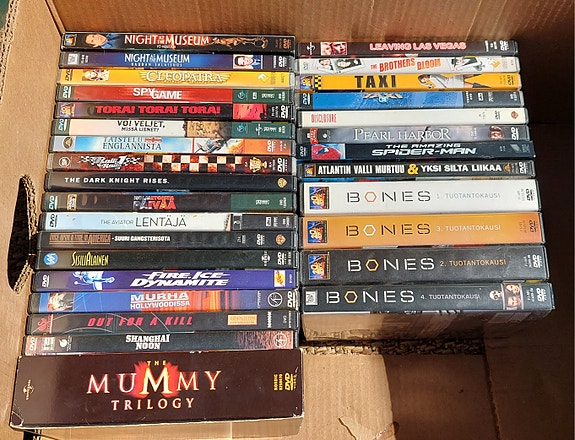 DVD-elokuvia ja Bones-sarjan bokseja