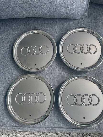 Audi renkaan keskiömerkin koristesuojukset
