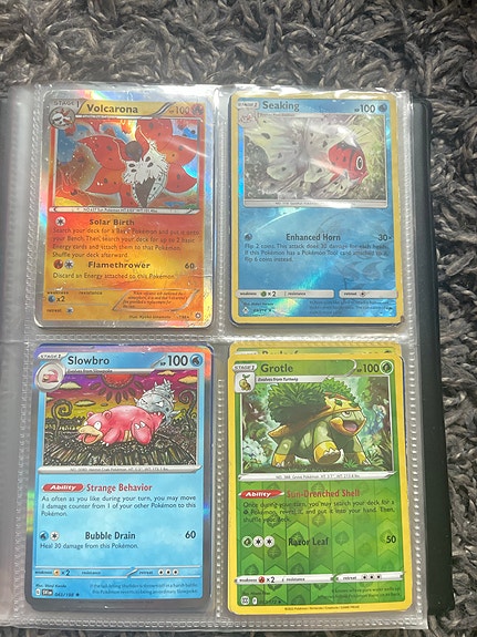 Pokemon-kortteja kansiossa, holoja ja harvinaisempia