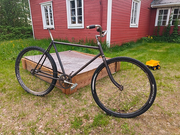 Wanha miesten polkupyörä.