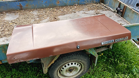 Toyota Corolla DX takaluukun kansi ruskea