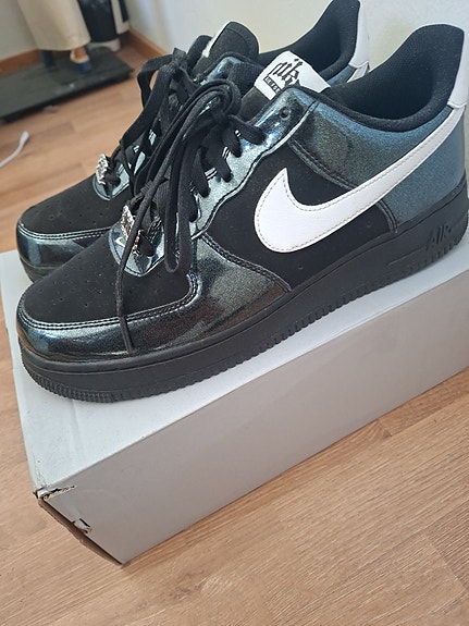 Myydään uudet Nike Air Force 1 lenkkarit koko 44 musta