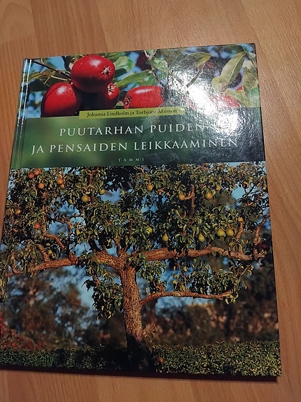 Puutarhan puidene ja pensaiden leikkaaminen
