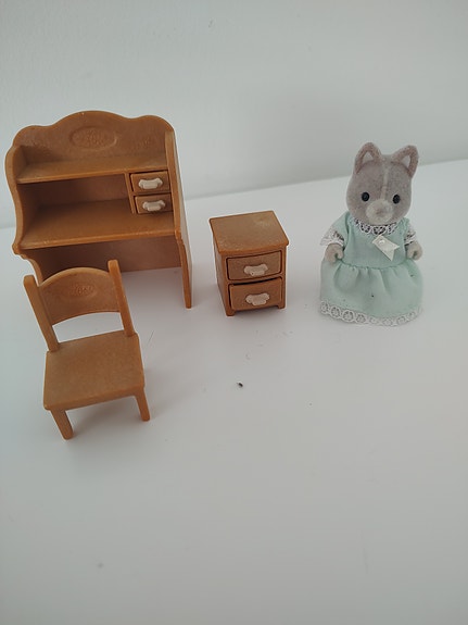 Sylvanian Families hahmo ja huonekalut