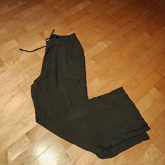 Leveät housut.