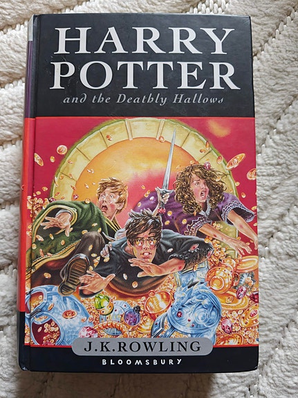 Harry Potter and the Deathly Hallows -kirja (1. painos)