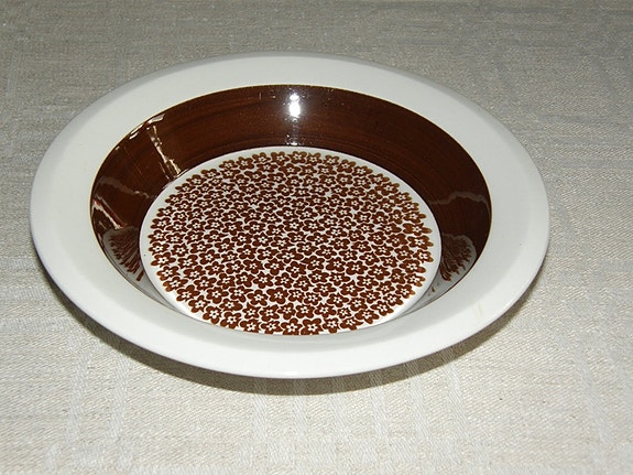 Arabia, Faenza ruskeakukka syvä lautanen, halk. 20 cm