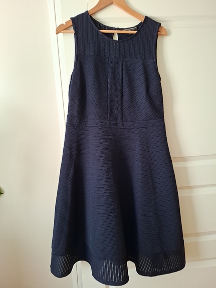 Tummansininen Dorothy Perkins -mekko