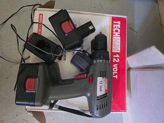 TechHome 12V akkuporakone laturilla