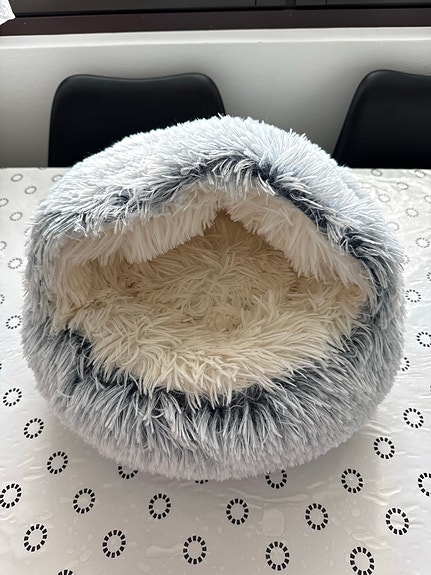 Sininen pörröinen pesäpeti kissalle tai pienelle koiralle 50cm