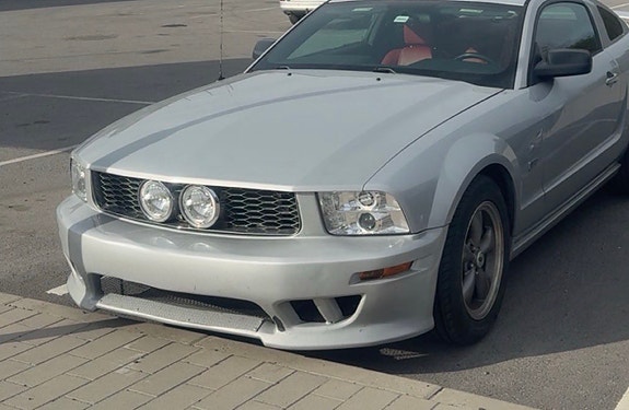 Maski Ford Mustang 2005-2009 sumuvaloilla