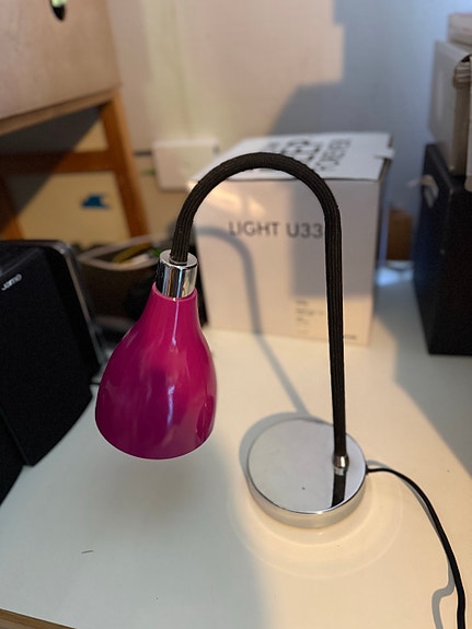 Pinkki pöytälamppu