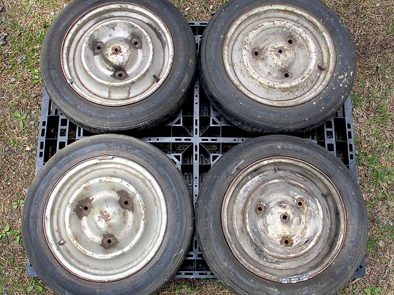7 kpl Citroën 2CV vanteita, joissa ikivanhat kumit päällä