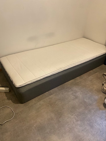 Jysk sänky ja petauspatja 80x200 cm harmaa