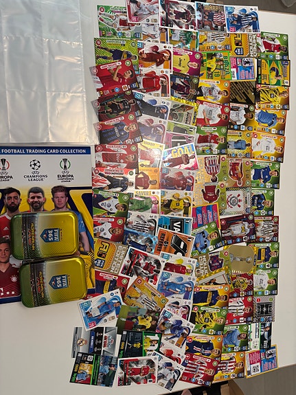 Panini Adrenalyn XL FIFA 365 jalkapallokortit ja säilytyskansiot