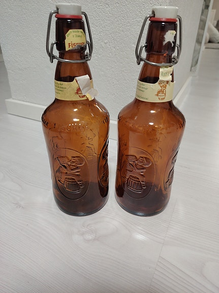 Vanhat, tyhjät olutpullot
