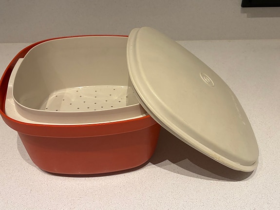 Tupperware rasia irrallisella siivilällä