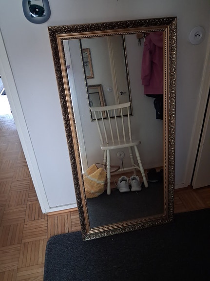 suuri kultakehyksinen peili
