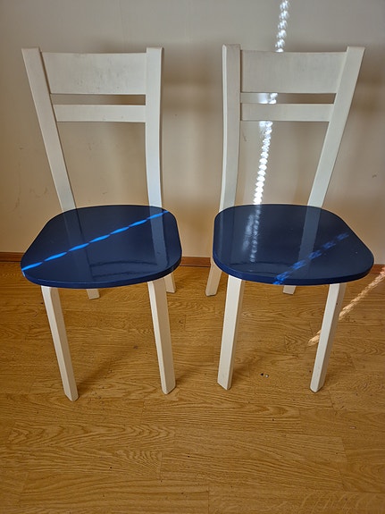 Kaksi sinivalkoista tuolia