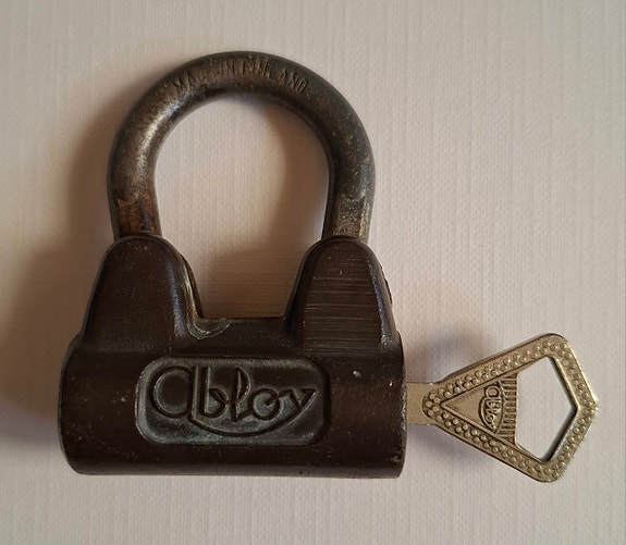 Vanha Abloy -riippulukko avaimella