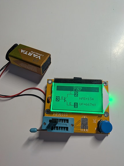 Elektroniikan komponenttitesteri LCD-näytöllä