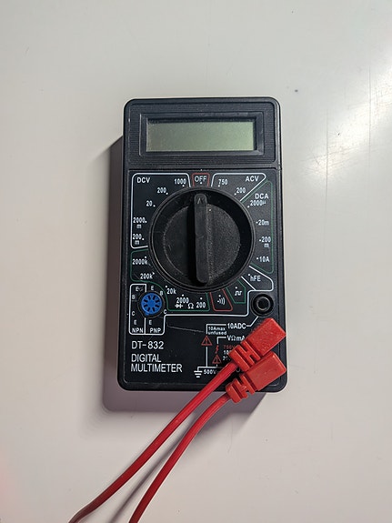 DT-832 digitaalinen yleismittari