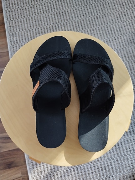 Mustat sandaalit