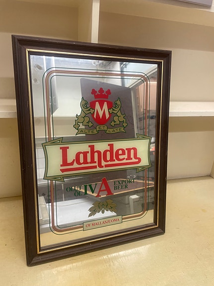 Lahden IVA -olutmainos peili kehyksillä