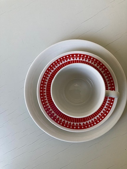 Arabia harvinaiset Sanna II kahvikupit, aluslautaset, leipälautaset, 4 kpl