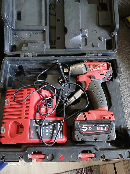 Milwaukee M12 porakone akulla ja laturilla