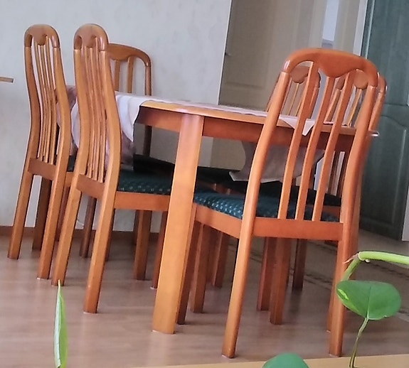 Pöytä + 6 tuolia