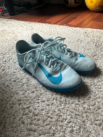 Nike jalkapallokengät koko 41 vaaleansiniset
