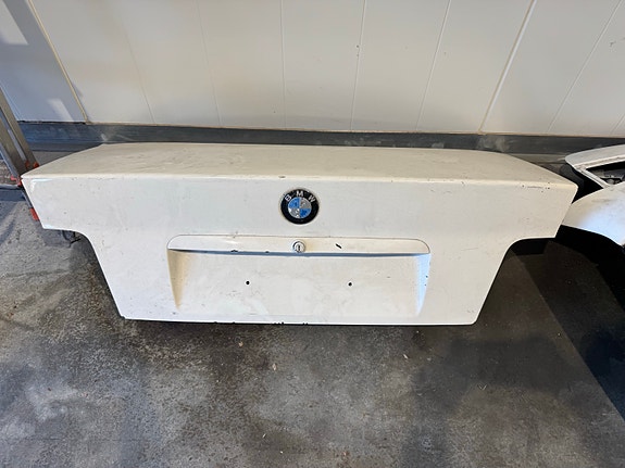 Bmw e36 sedan takaluukku