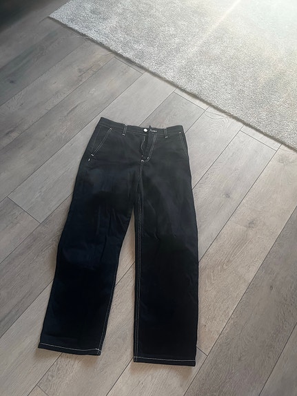 Carhartt W’ Armanda farkut, mitat kuvauksessa