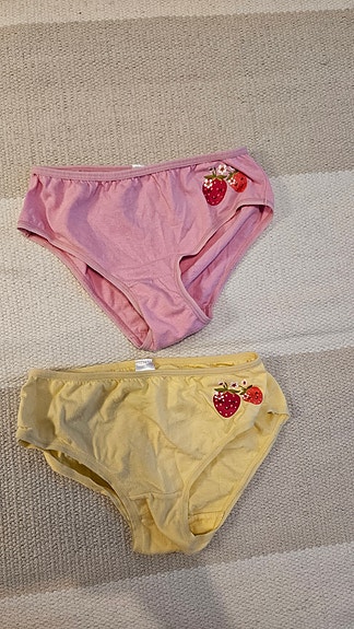 2 kpl alushousut 116-122 cm, yht. 2€ (Espoo)