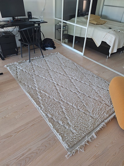 Valkoinen nukkamatto