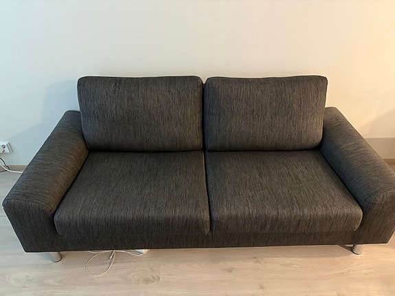 Tummanharmaa kahden hengen sohva