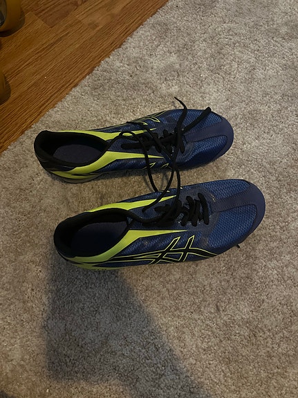 Hyväkuntoiset Asics piikkarit