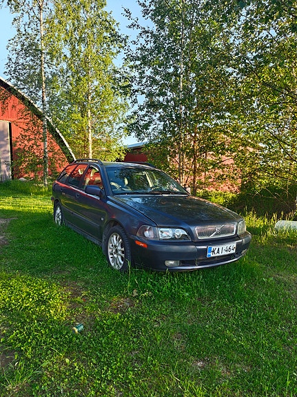 Volvo V40 osina myyntiin