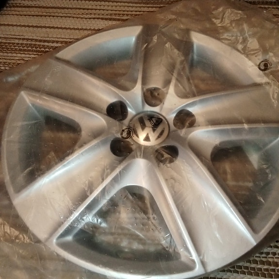 Volkswagen pölykapseli 16"