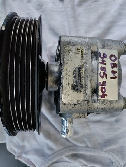 VOLVO ohjaustehostimen pumppu.
